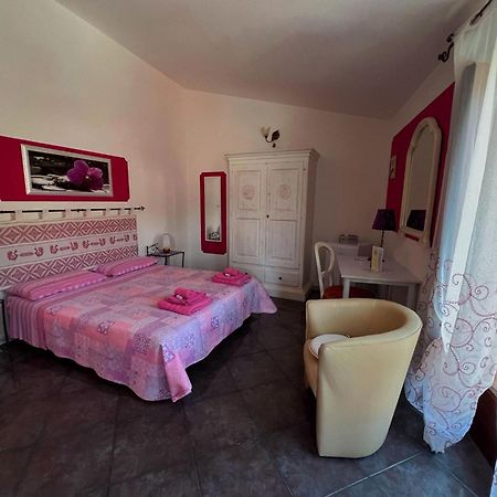 Locazioni Brevi La Rosaviola Guest Rooms Teulada Exterior foto